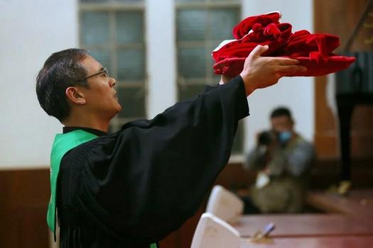 Senior Pastor Zhang Chengtao of Guangxiao Church in Guangzhou, Guangdong, prayed for offerings in a Thanksgiving Charity Gala on November 28, 2021.