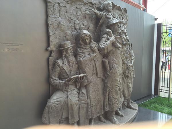 The bronze statues near the museum gate 